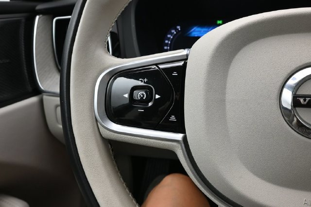 Used 2023 Volvo XC60 B5 Plus w/ Protection Package Premier FWD image 25