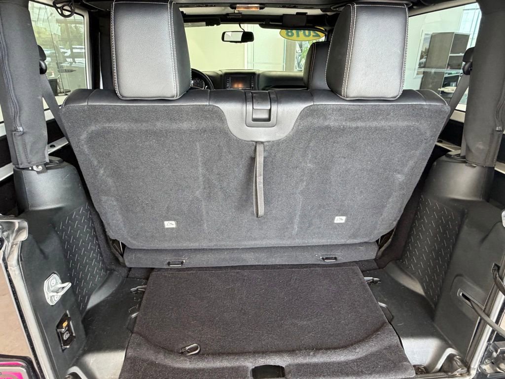 Used 2018 Jeep Wrangler Sahara w/ Connectivity Group AWD/4WD image 15