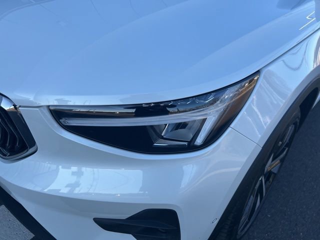 Certified 2025 Volvo XC40 B5 Plus AWD/4WD image 8