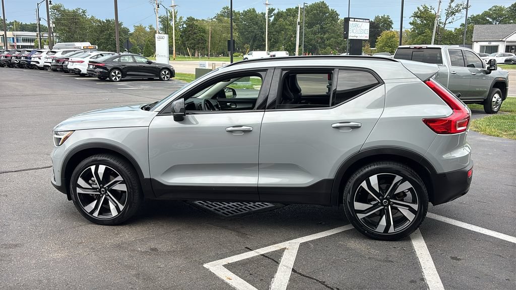 Certified 2025 Volvo XC40 B5 Plus w/ Climate Package AWD/4WD image 2