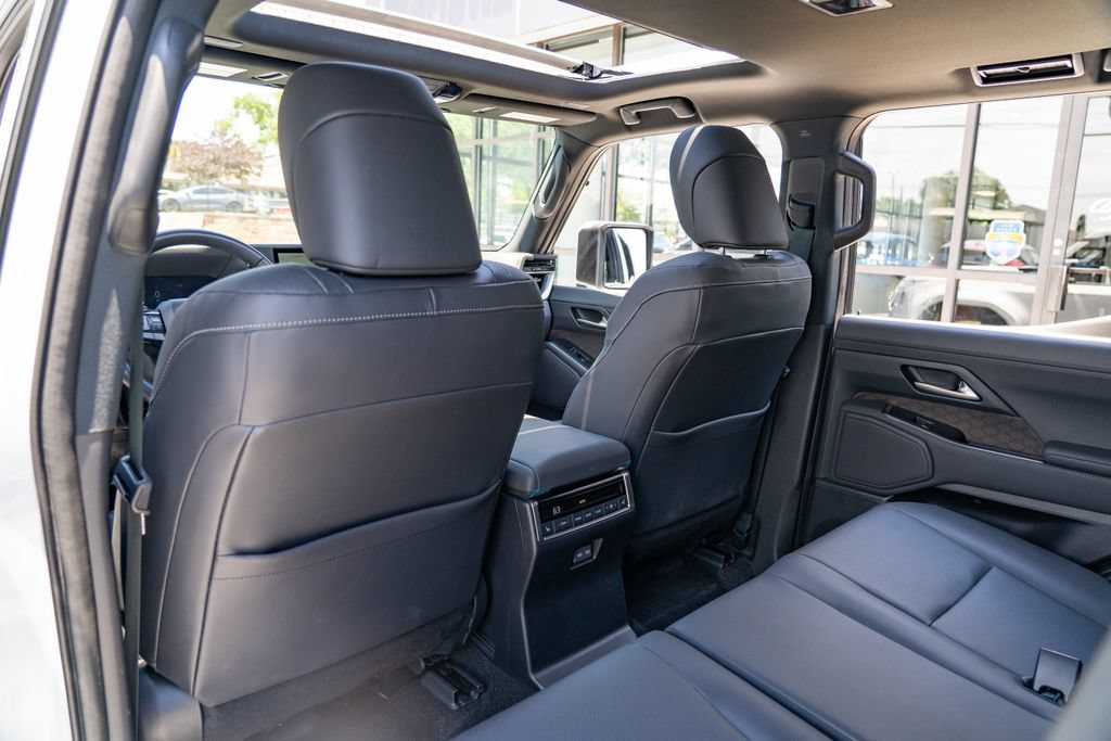 Used 2024 Lexus GX 550 w/ Accessory Package (2T) AWD/4WD image 16