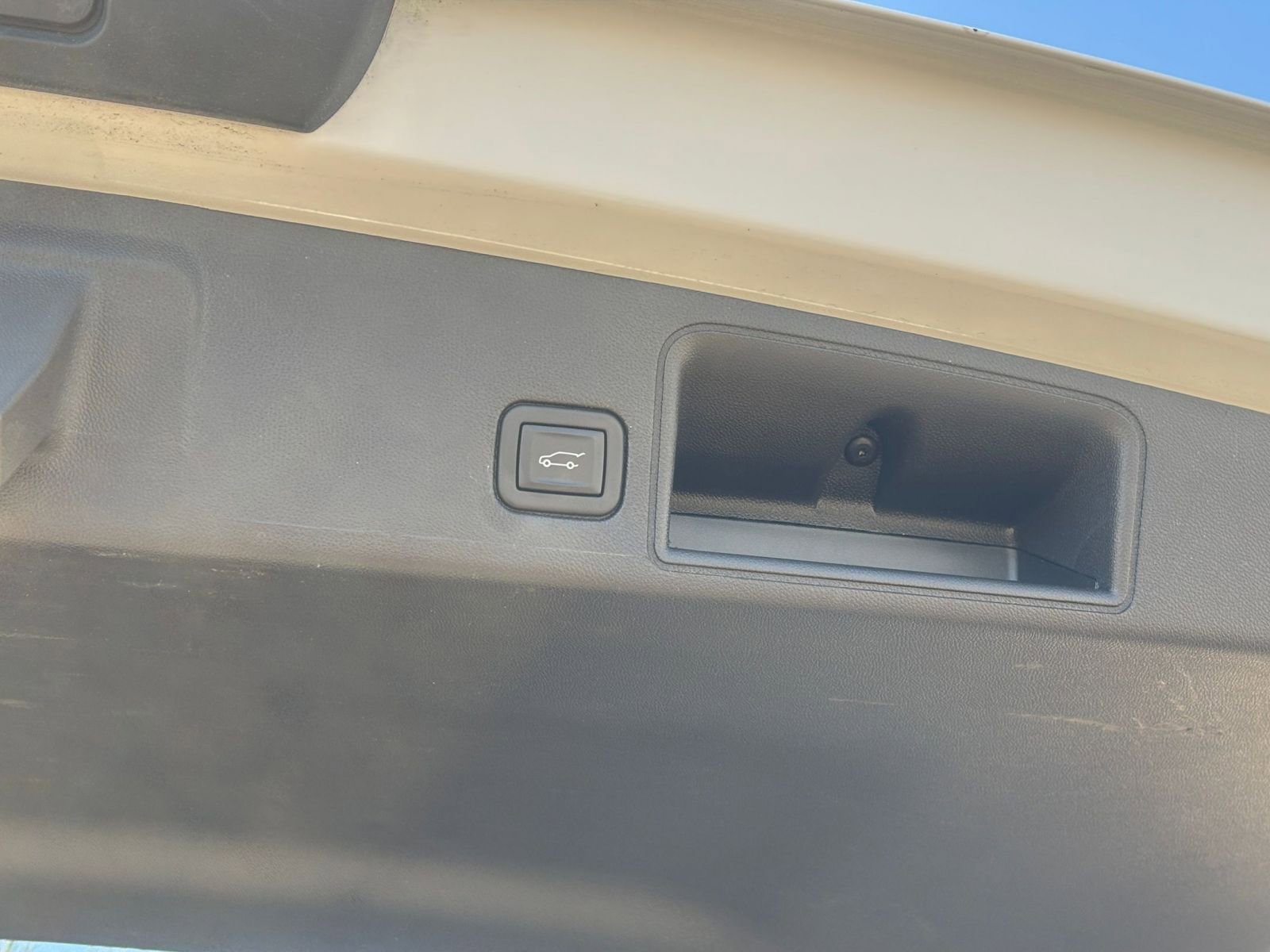 Used 2024 GMC Terrain SLT image 23