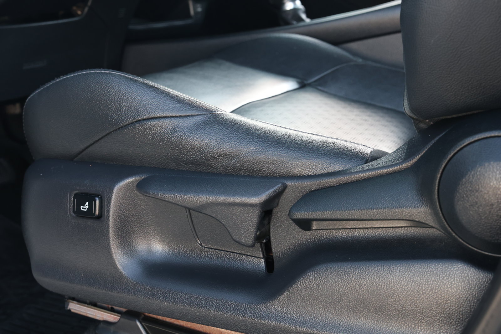 Used 2019 Toyota C-HR Limited FWD image 28