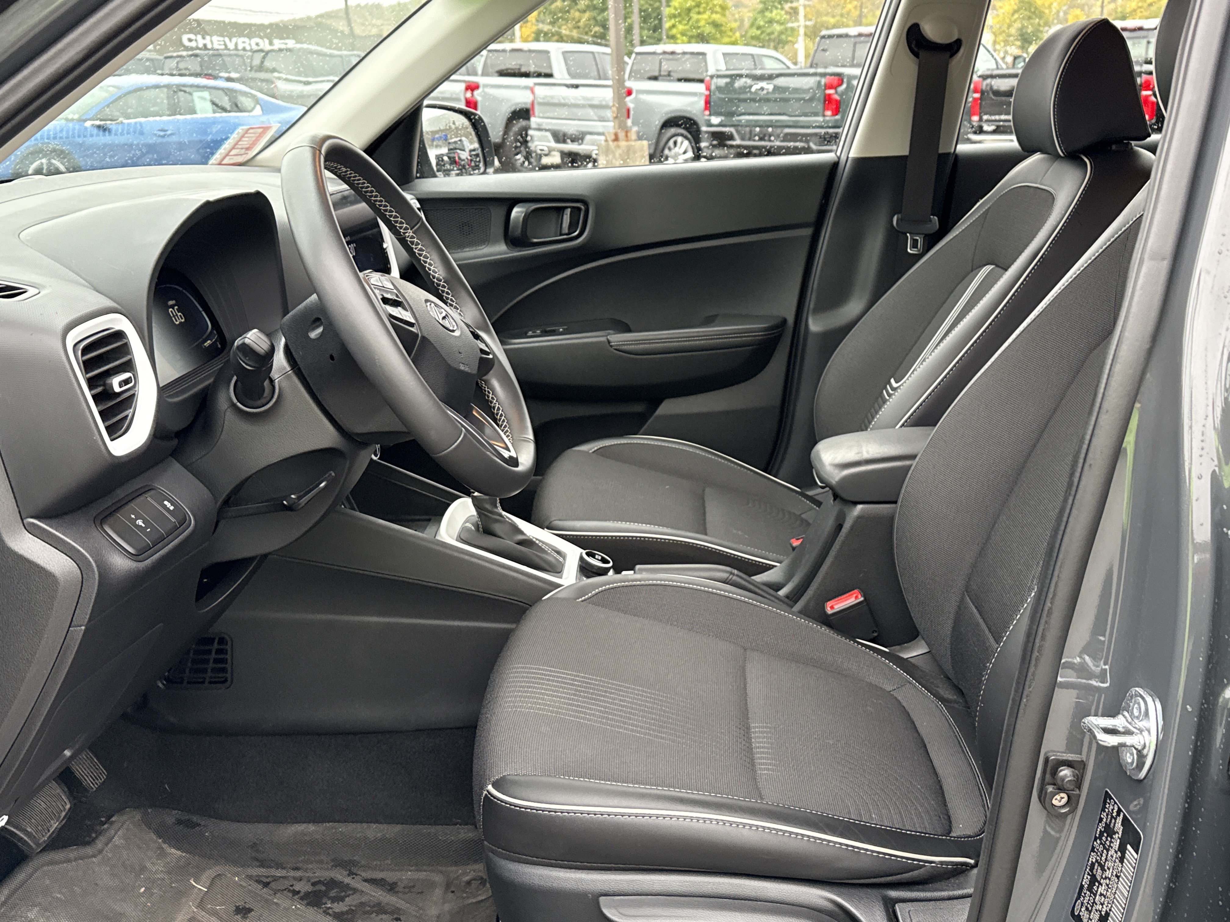 Used 2025 Hyundai Venue Limited FWD image 12