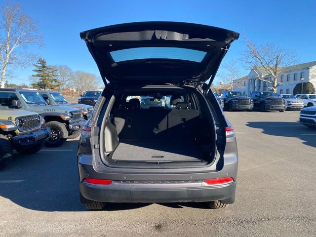 New 2026 Jeep Grand Cherokee Altitude image 9