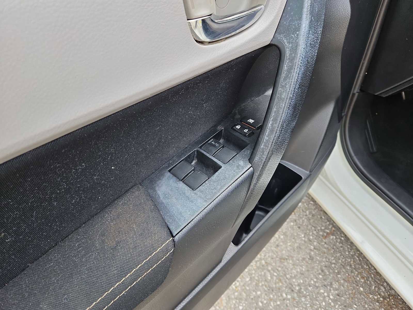 Used 2014 Toyota Corolla LE image 16