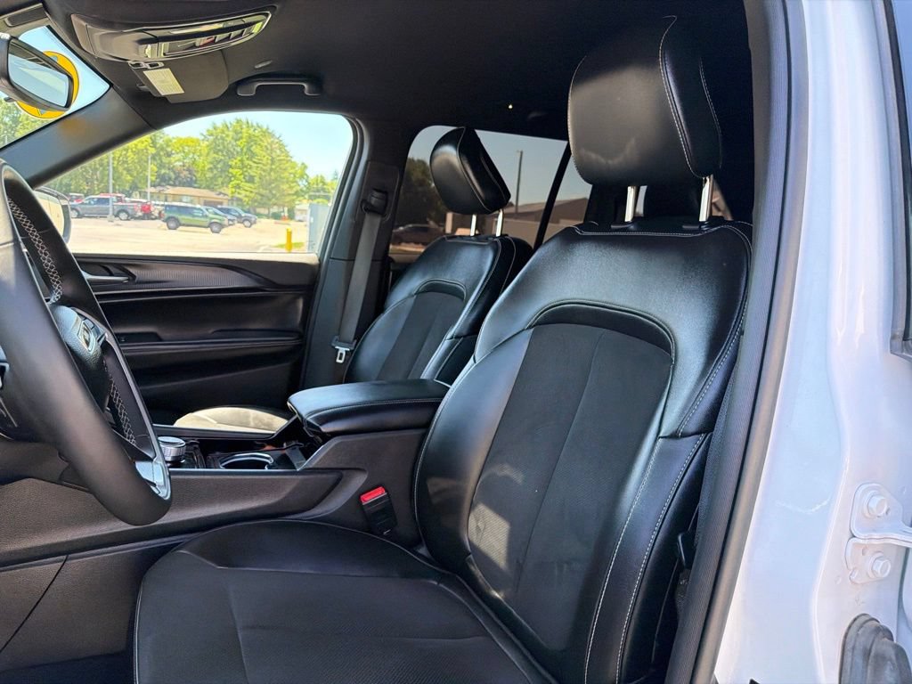 Used 2023 Jeep Grand Cherokee Altitude AWD/4WD image 12