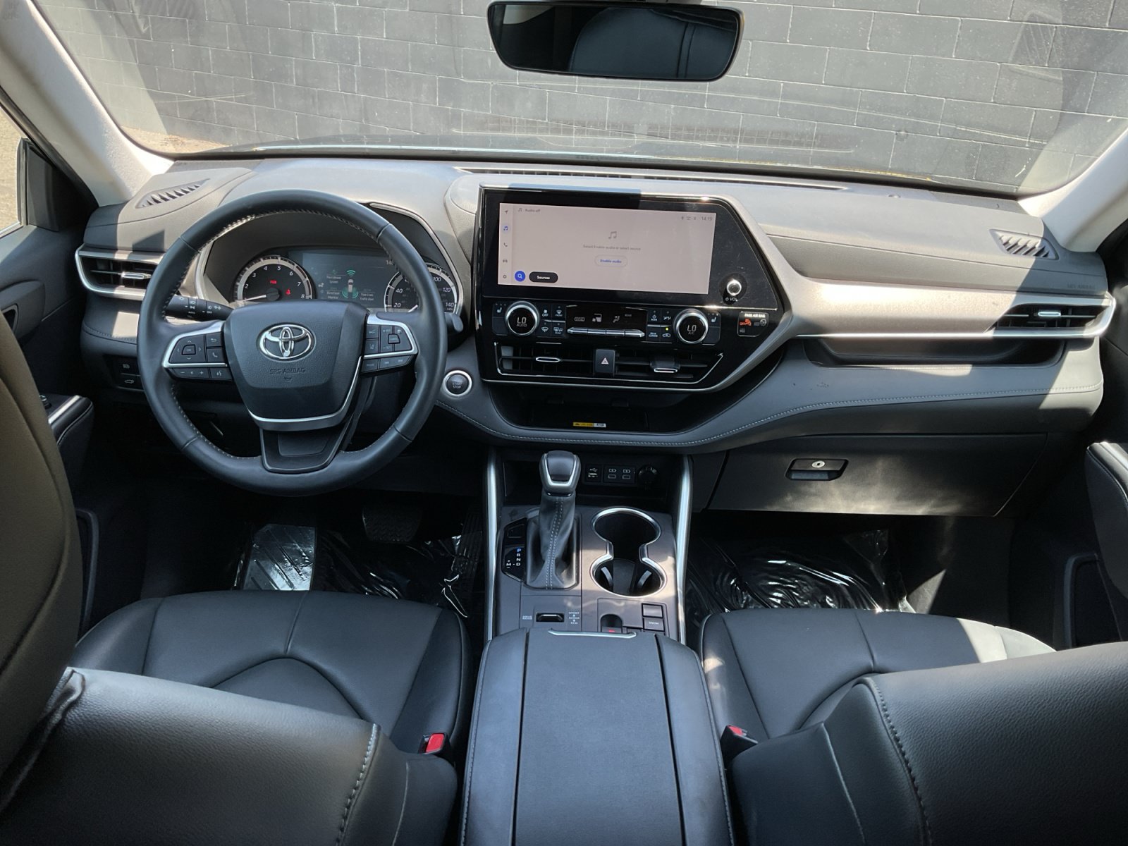 Used 2024 Toyota Highlander XLE FWD image 17