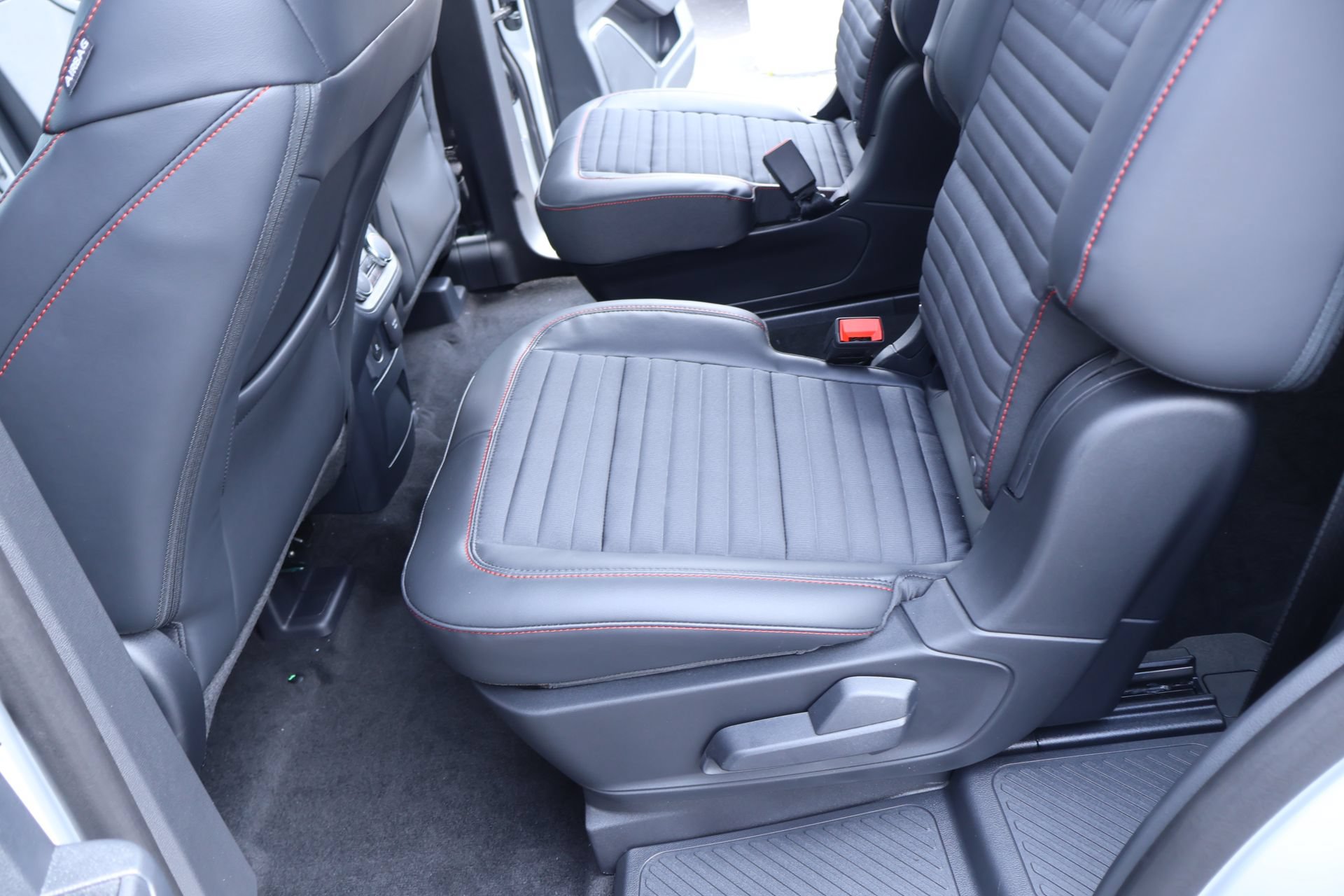 New 2026 Ford Explorer ST-Line w/ ST-Line Street Pack AWD/4WD image 13