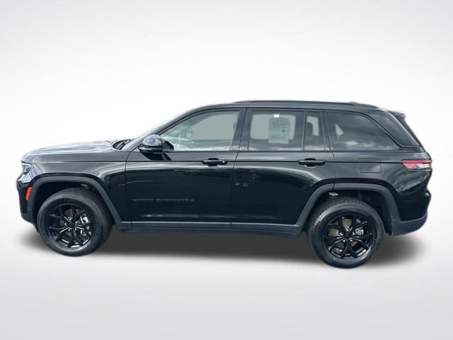 Used 2024 Jeep Grand Cherokee Altitude image 3