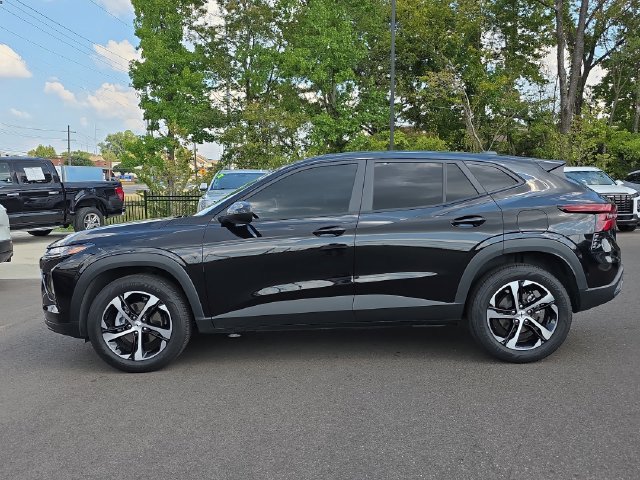 Used 2026 Chevrolet Trax RS w/ Sunroof Package FWD image 2