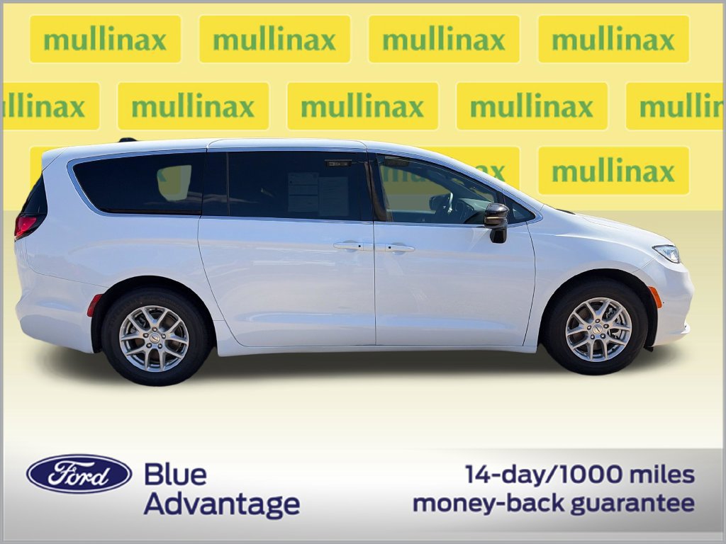 Used 2025 Chrysler Pacifica Select FWD image 2