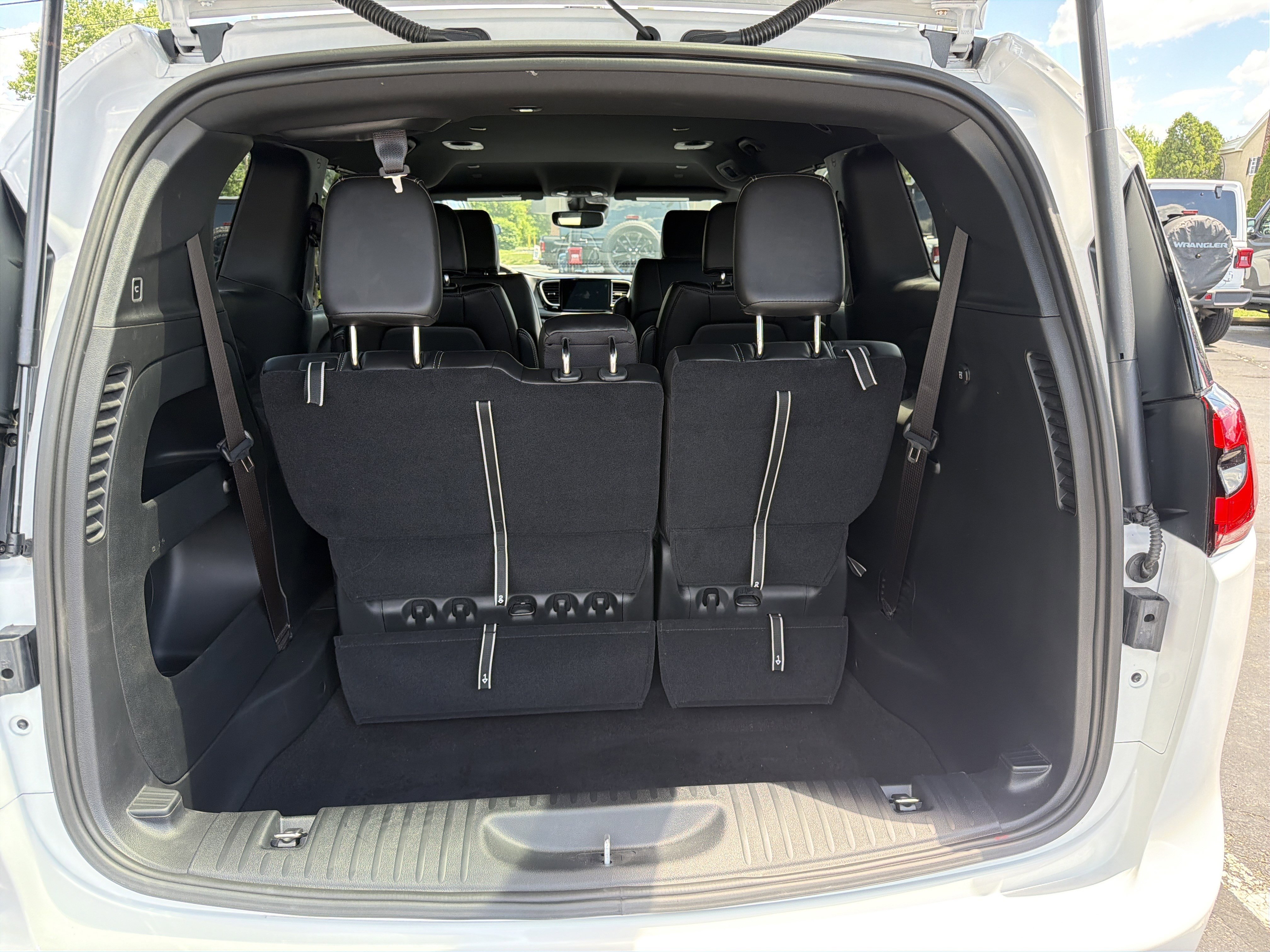 Used 2025 Chrysler Pacifica Select FWD image 9