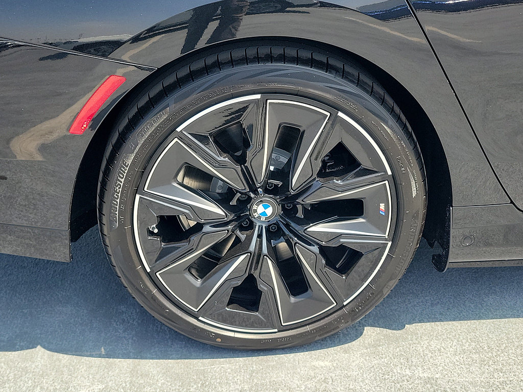 New 2026 BMW i7 M70 w/ Executive Package AWD/4WD image 6
