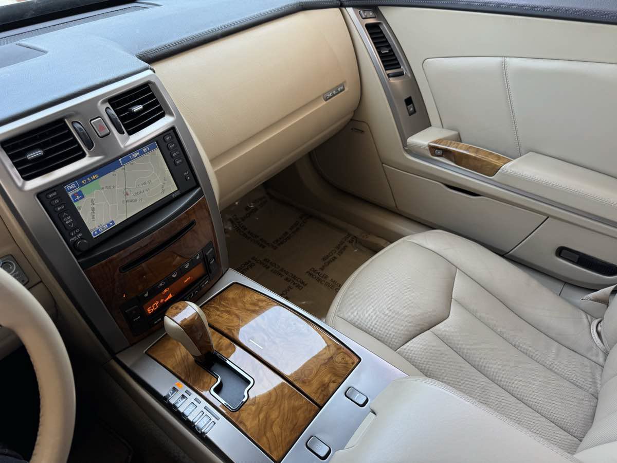 Used 2009 Cadillac XLR RWD image 19