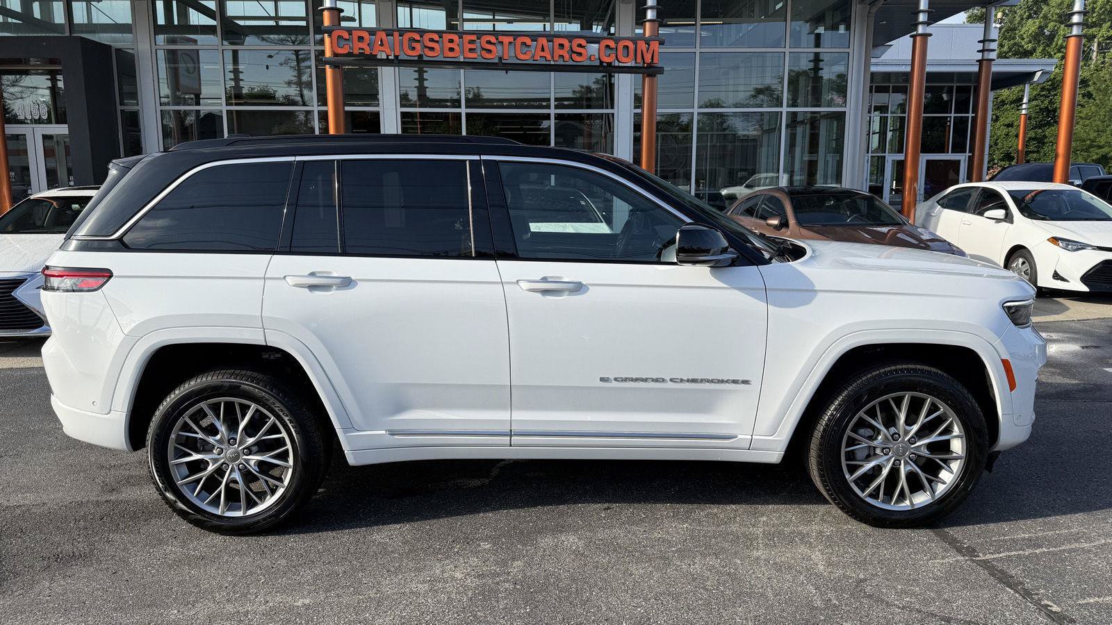 Used 2025 Jeep Grand Cherokee Summit AWD/4WD image 2