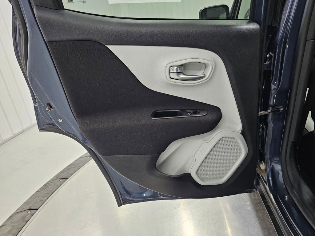 Used 2021 Jeep Renegade Latitude w/ Convenience Group AWD/4WD image 32