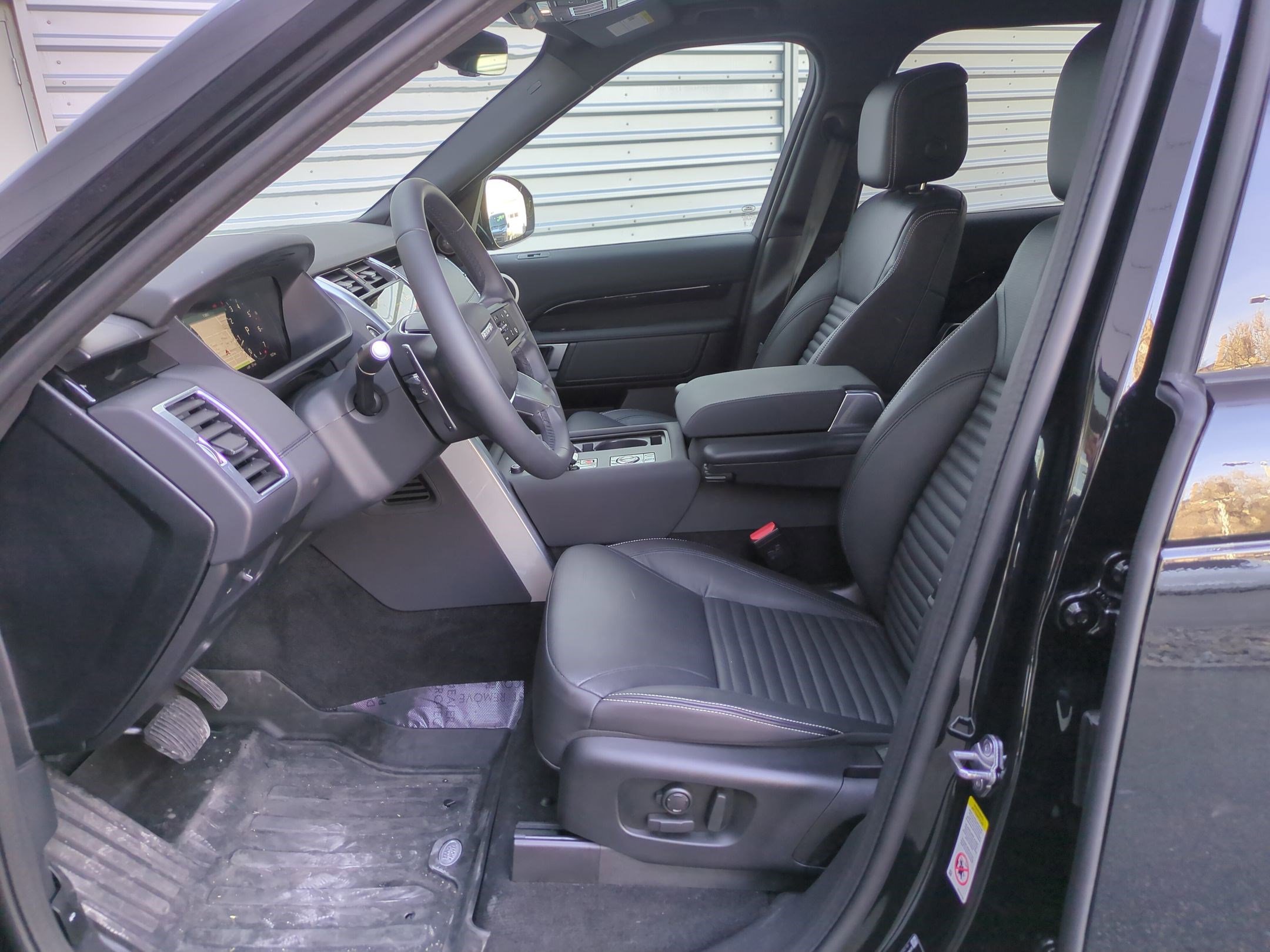 Used 2025 Land Rover Discovery S image 24