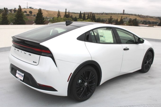 New 2027 Toyota Prius Plug-In Hybrid FWD image 3