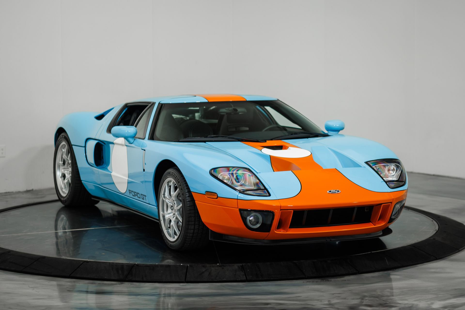 Used 2006 Ford GT RWD image 41