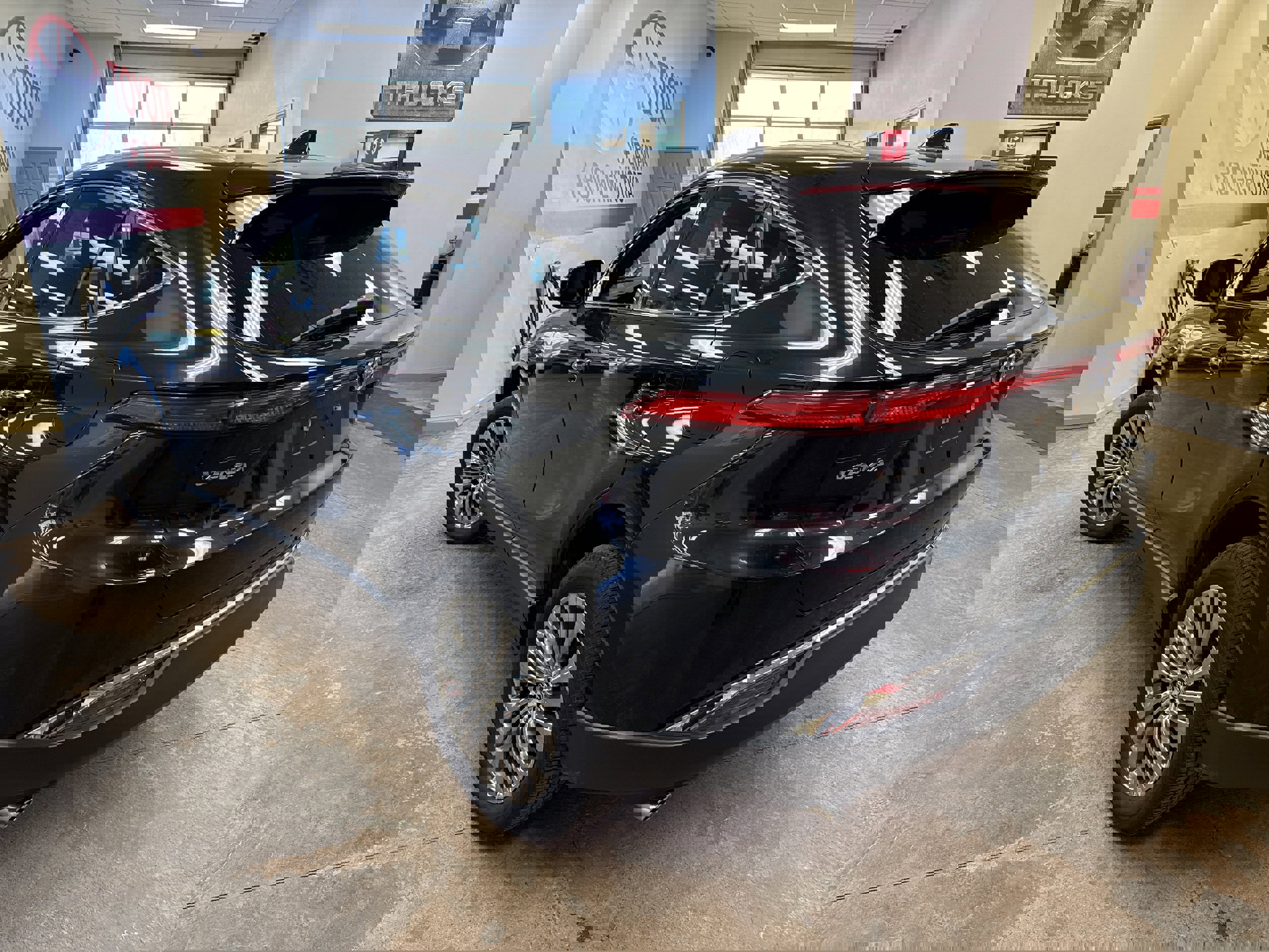 Used 2024 Toyota Venza XLE image 7