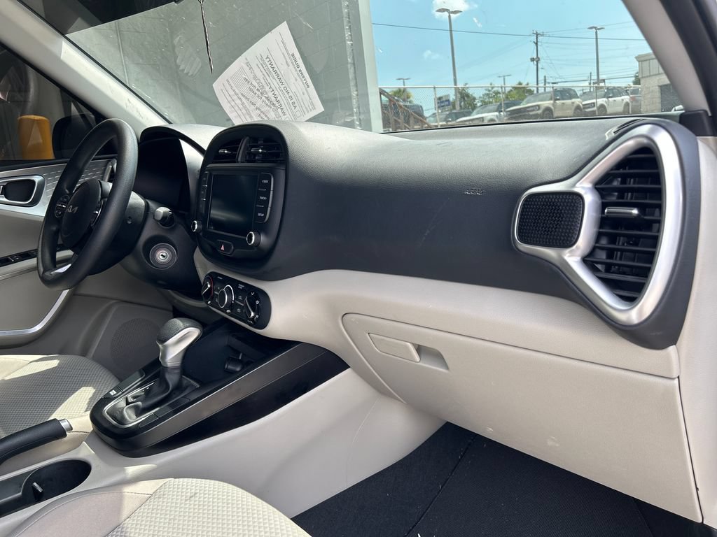 Used 2025 Kia Soul LX w/ LX Technology Package FWD image 16