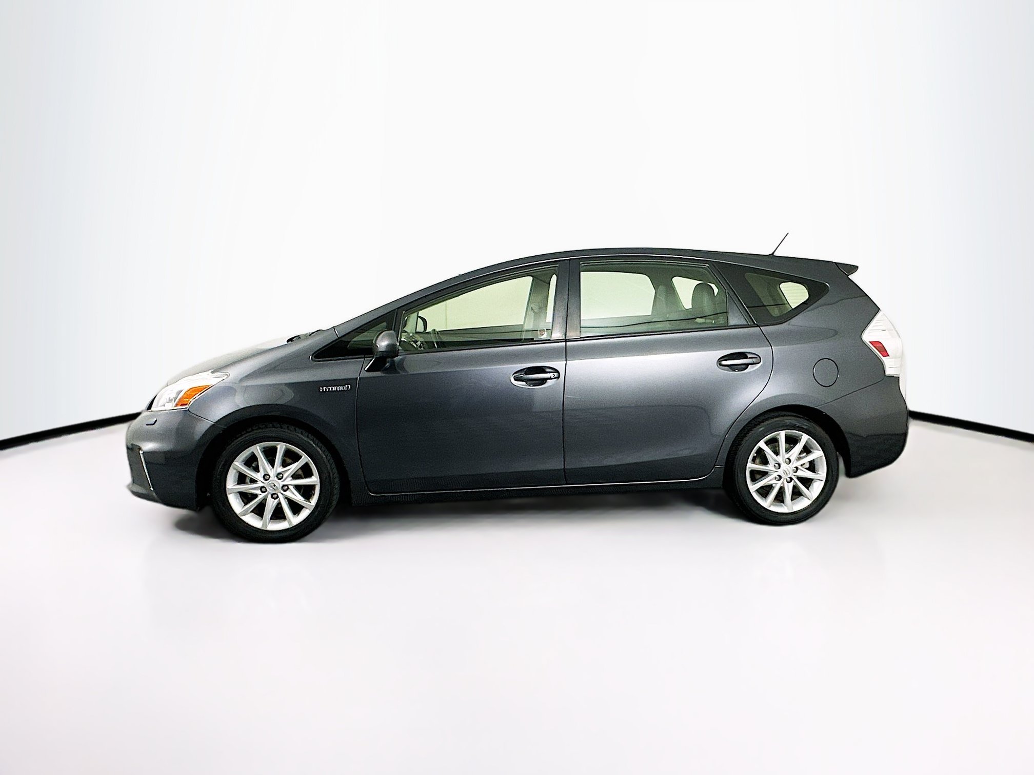 Used 2014 Toyota Prius V Five FWD image 4