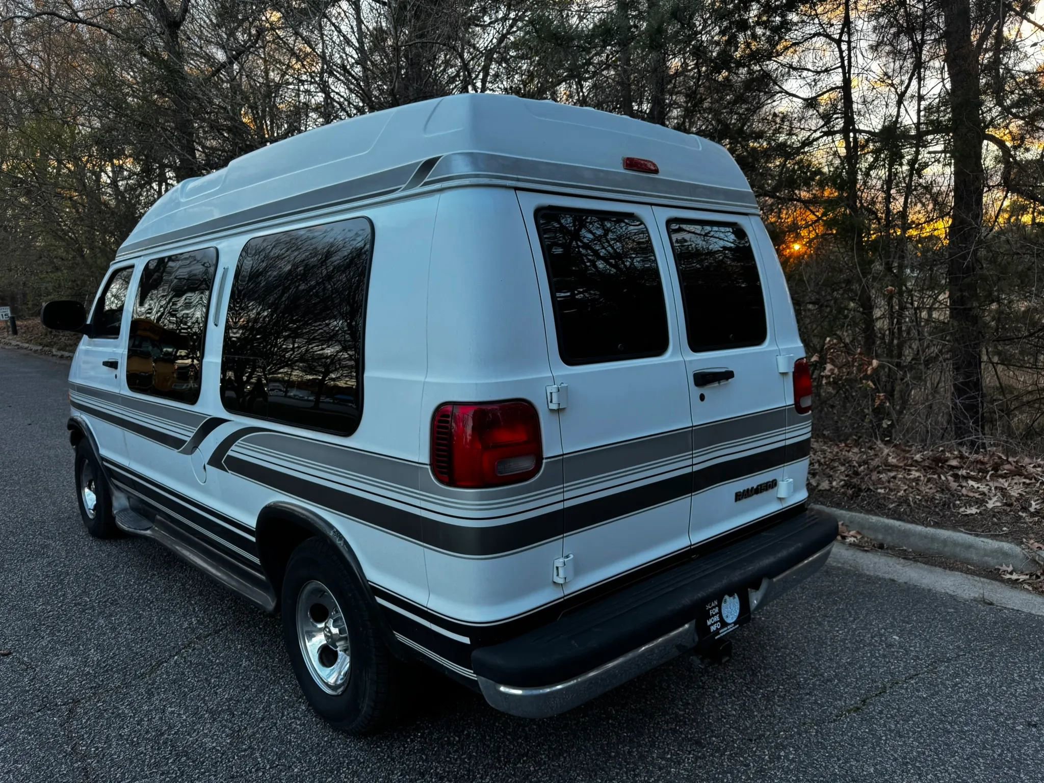 Used 2000 Dodge B1500 Van RWD image 3