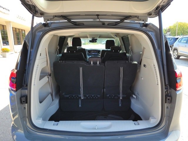 Used 2022 Chrysler Pacifica Touring-L image 13