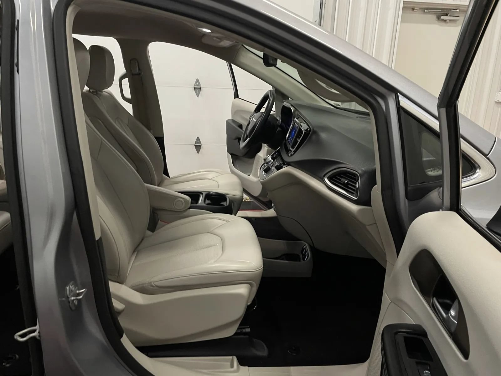 Used 2021 Chrysler Voyager Lxi FWD image 41