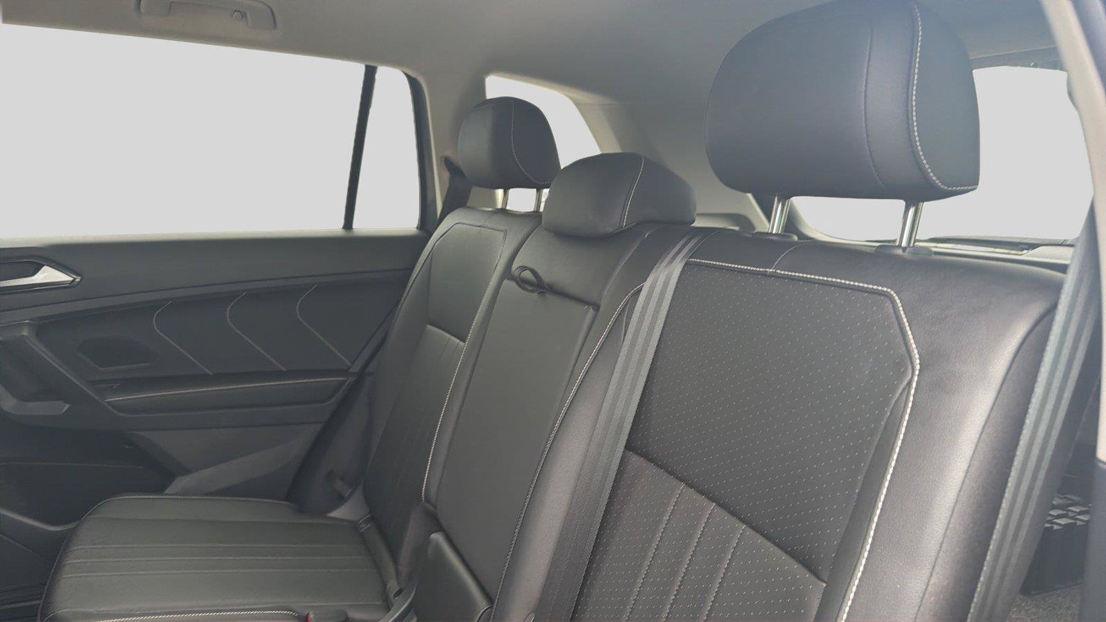Used 2023 Volkswagen Tiguan SE AWD/4WD image 17