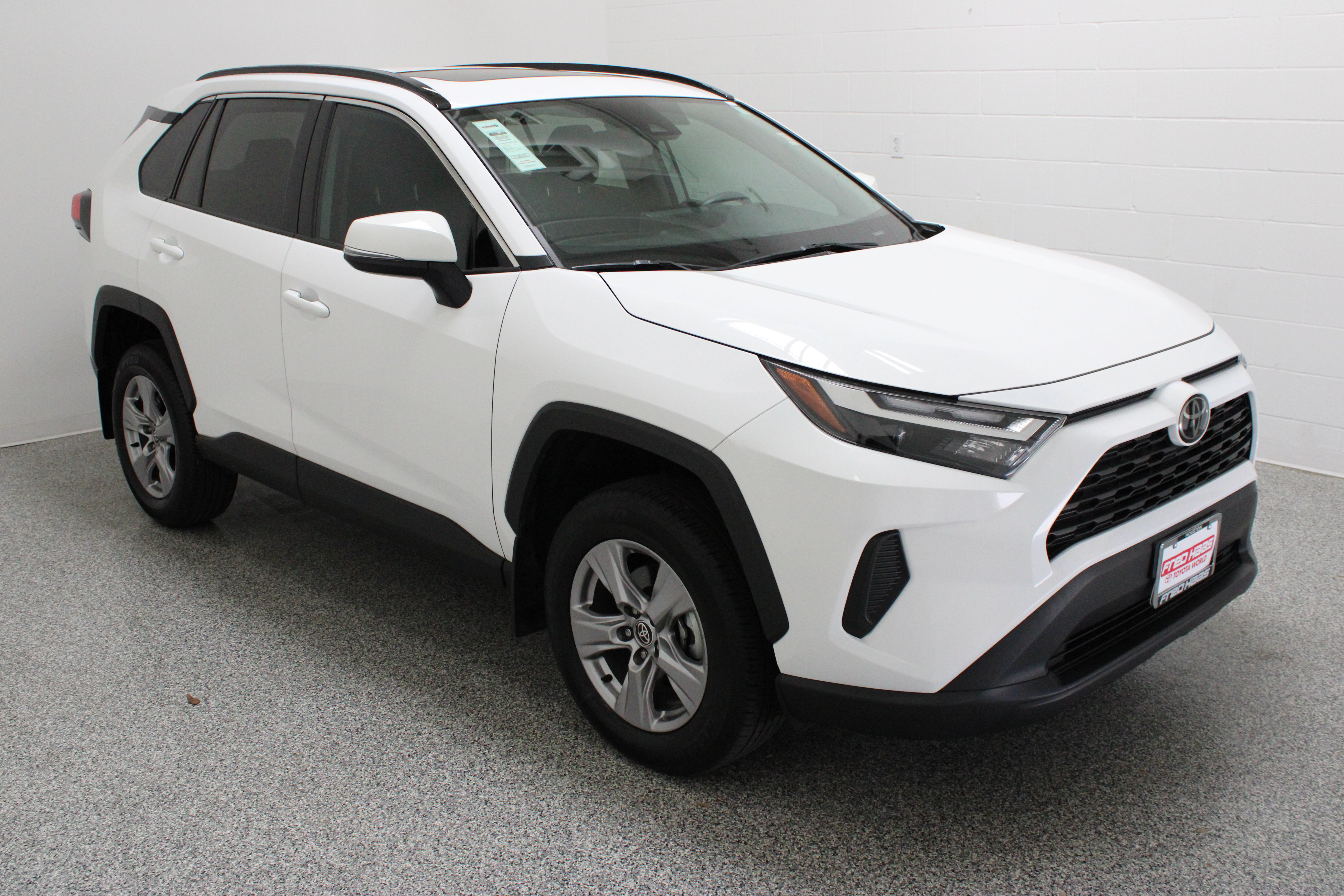 Used 2025 Toyota RAV4 XLE w/ Convenience Package FWD image 4