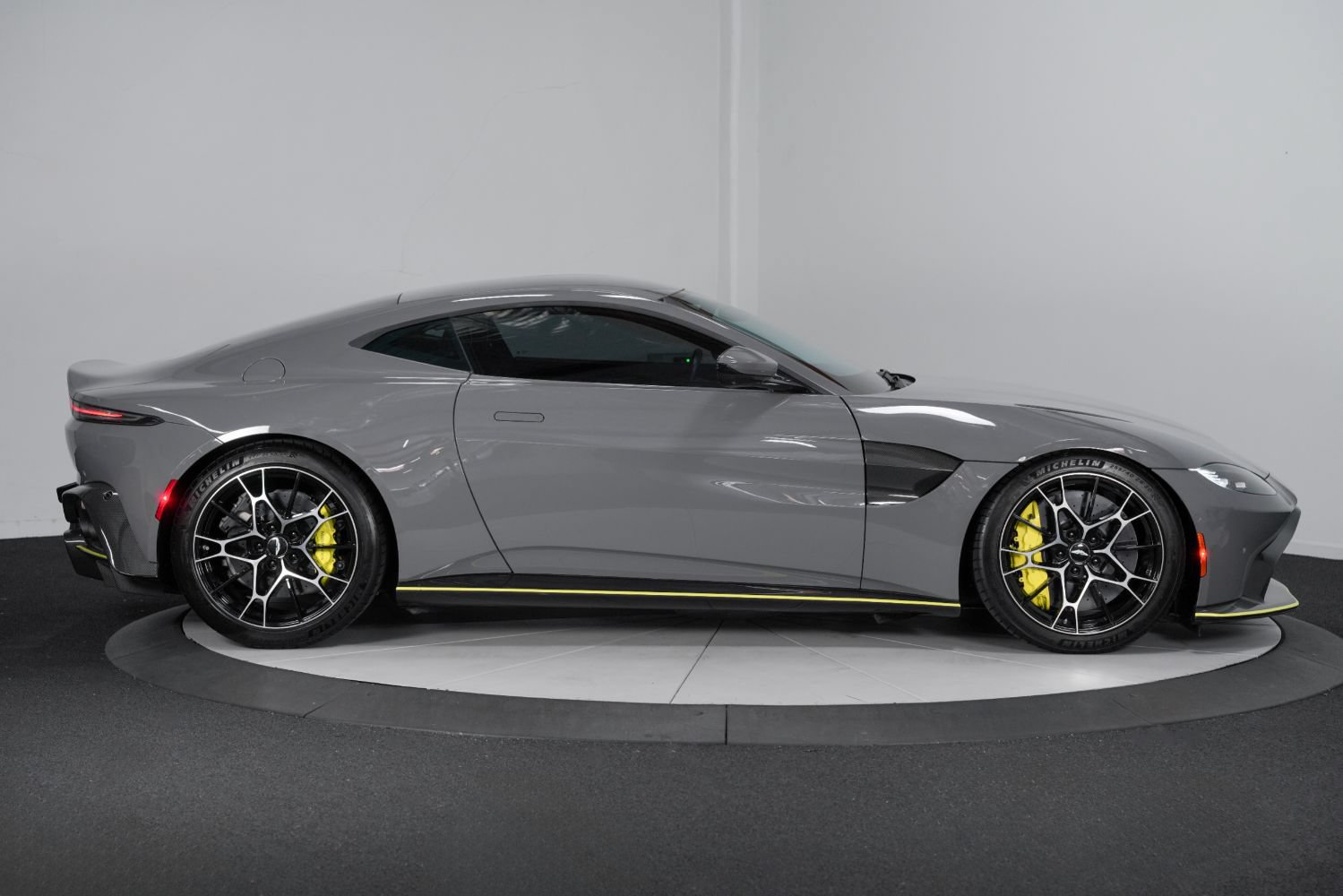 Used 2020 Aston Martin V8 Vantage AMR RWD image 9