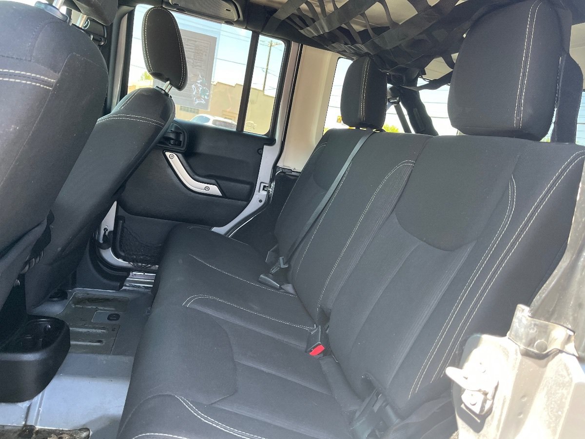 Used 2018 Jeep Wrangler Unlimited Sahara w/ Connectivity Group AWD/4WD image 26