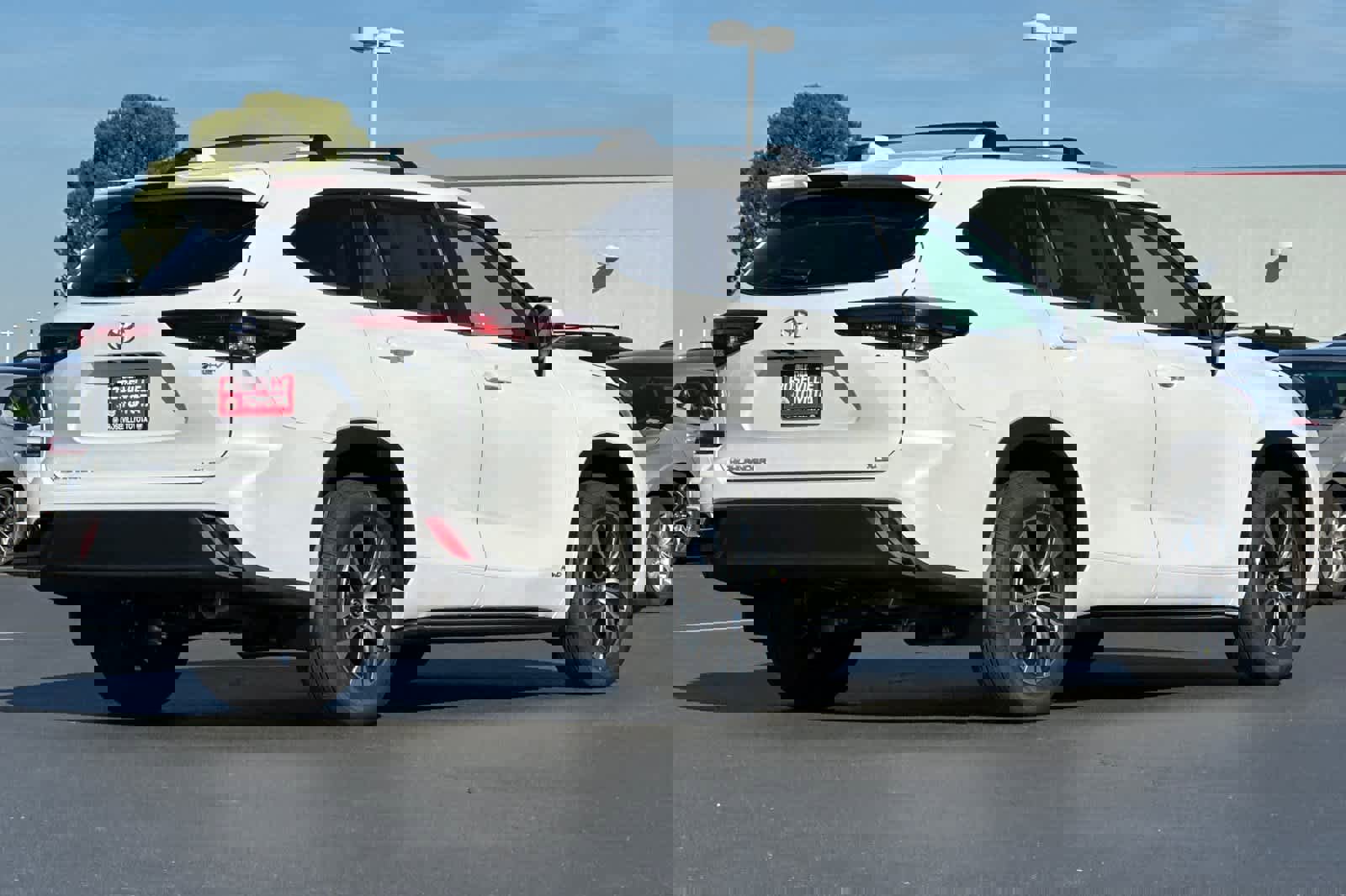New 2026 Toyota Highlander XLE image 2