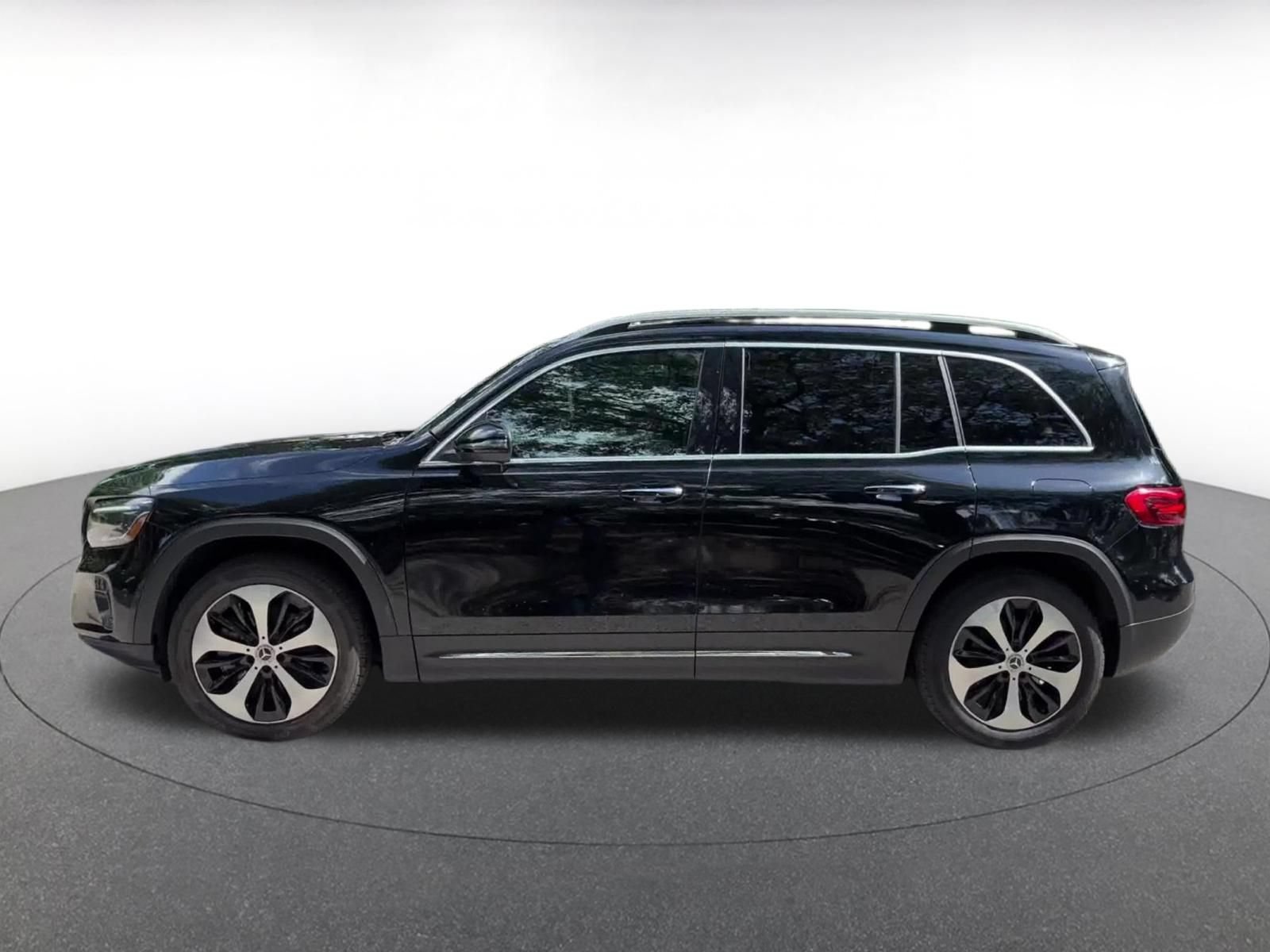 Used 2025 Mercedes-Benz GLB 250 4MATIC image 9