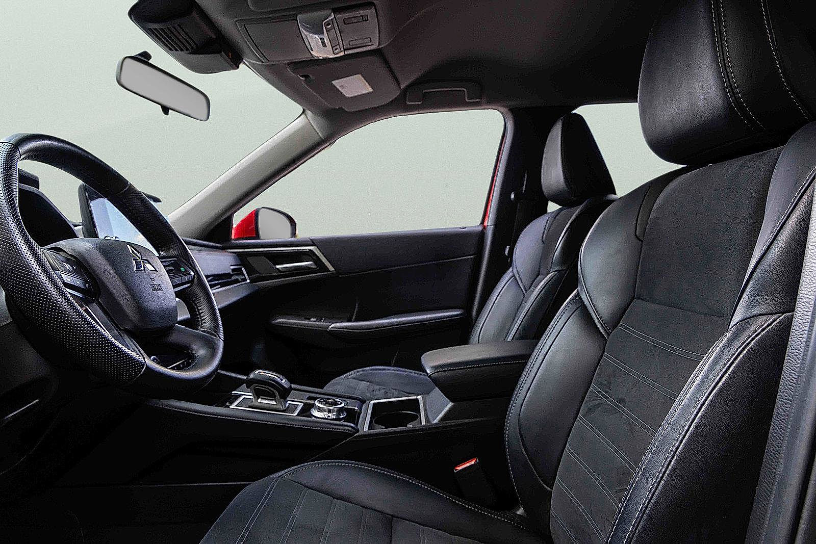 Used 2024 Mitsubishi Outlander AWD image 9