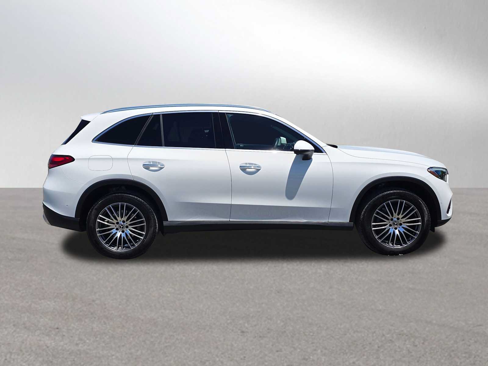 Used 2025 Mercedes-Benz GLC 300 image 2
