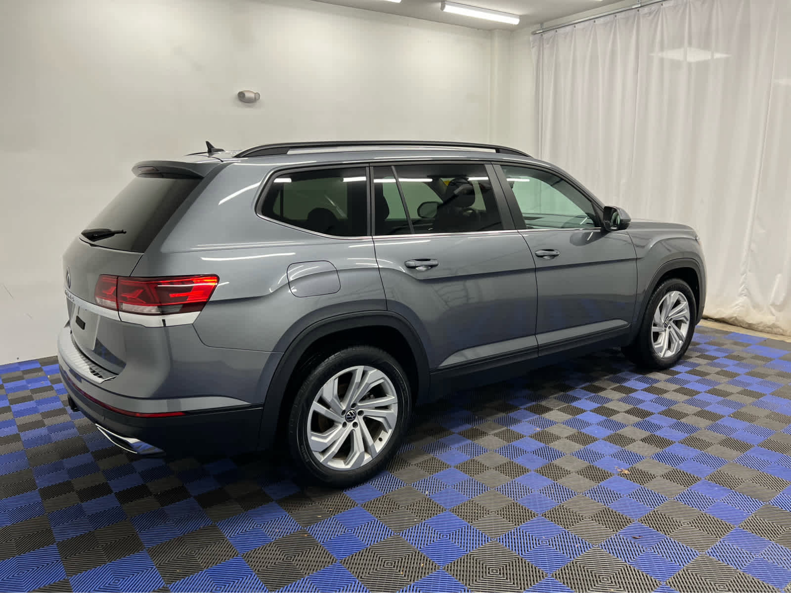 Used 2021 Volkswagen Atlas SE w/ Towing Package image 6