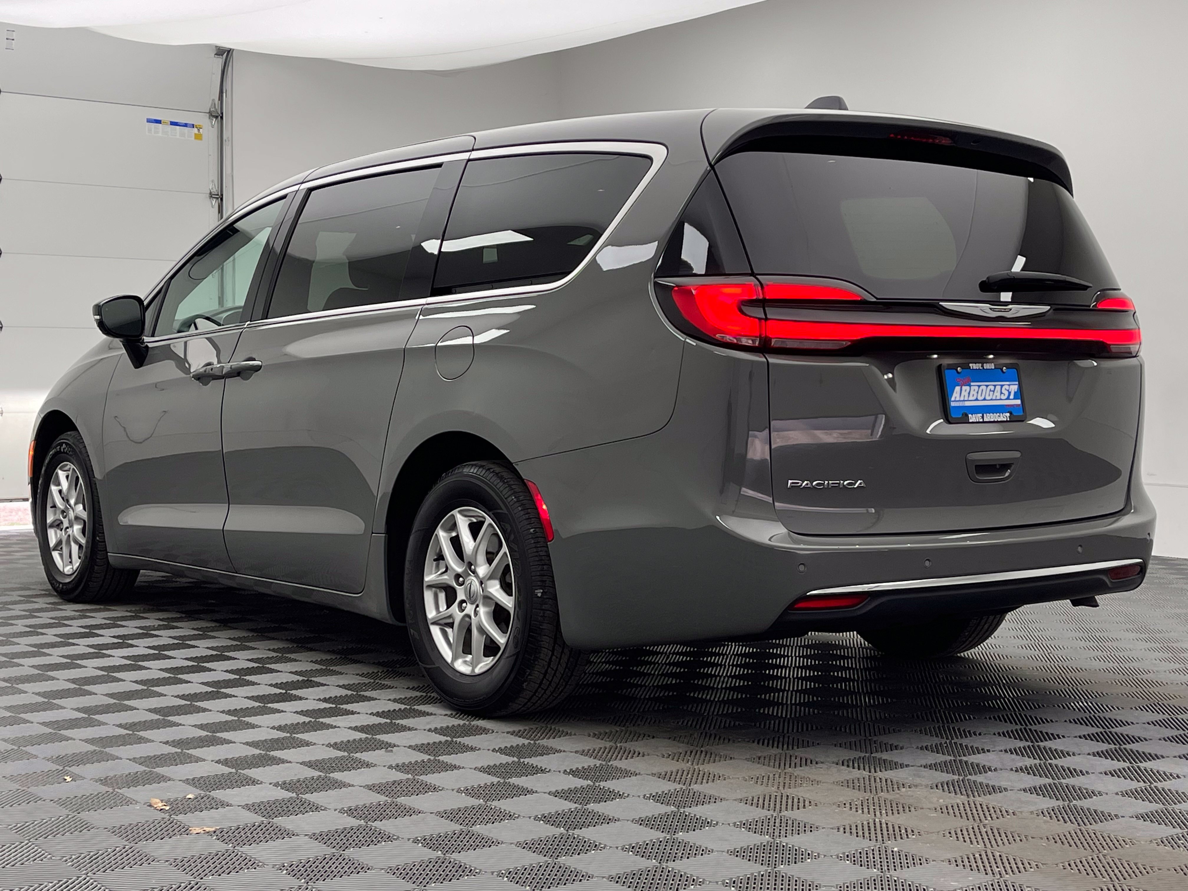 Used 2025 Chrysler Pacifica Select FWD image 11