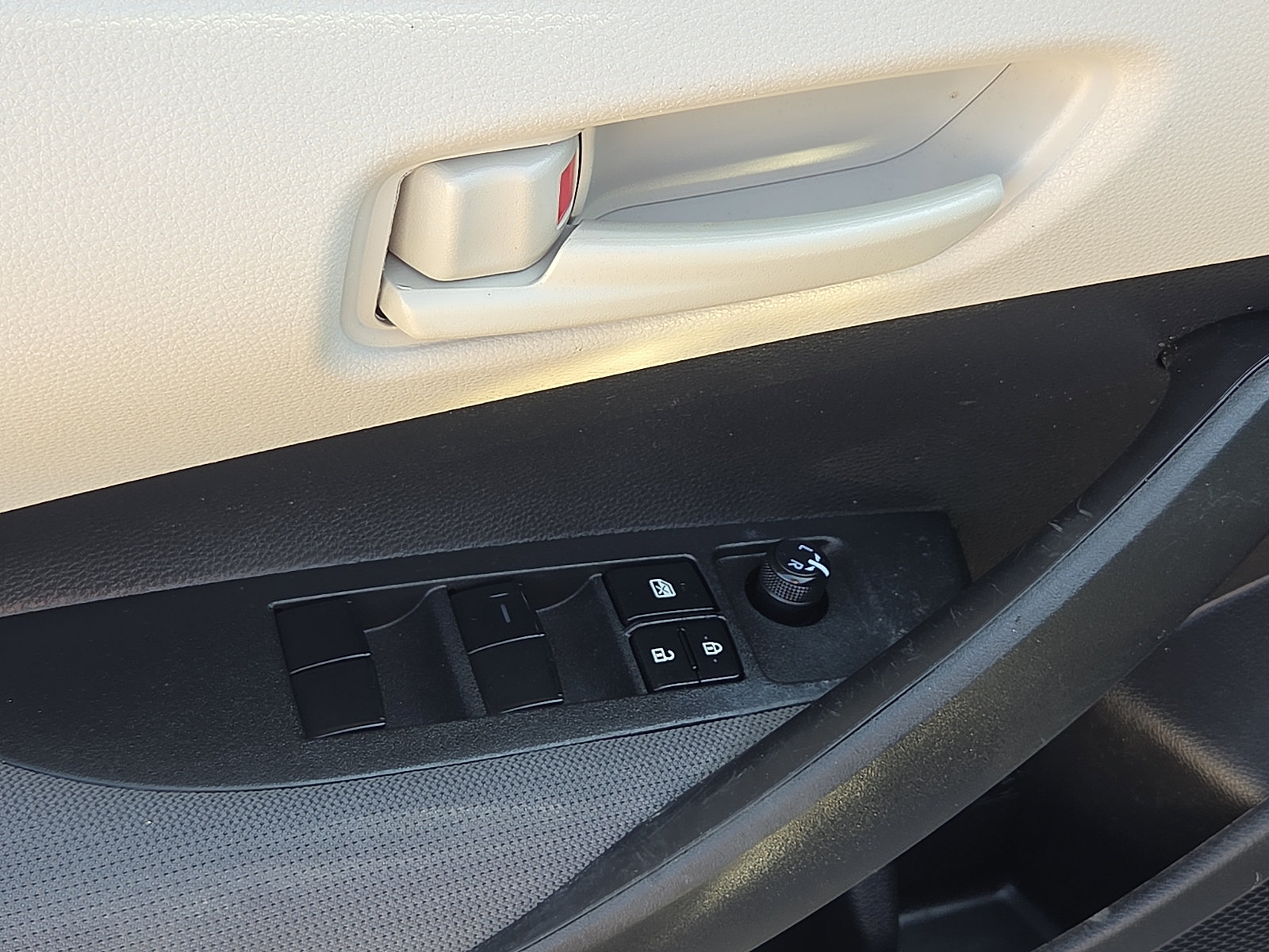 Used 2022 Toyota Corolla LE FWD image 13