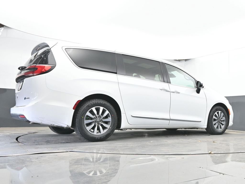 Used 2023 Chrysler Pacifica Limited FWD image 51