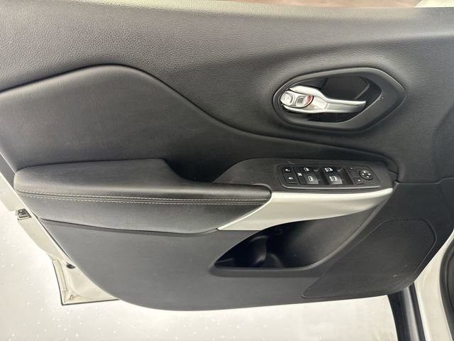 Used 2018 Jeep Cherokee Latitude Plus w/ Comfort/Convenience Group FWD image 20