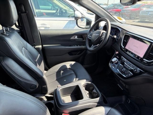 Used 2025 Chrysler Pacifica Select FWD image 20