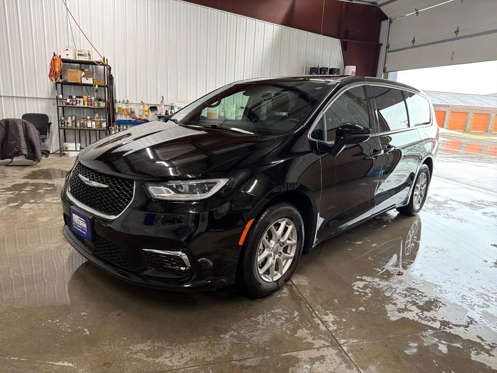 Used 2025 Chrysler Pacifica Select image 7