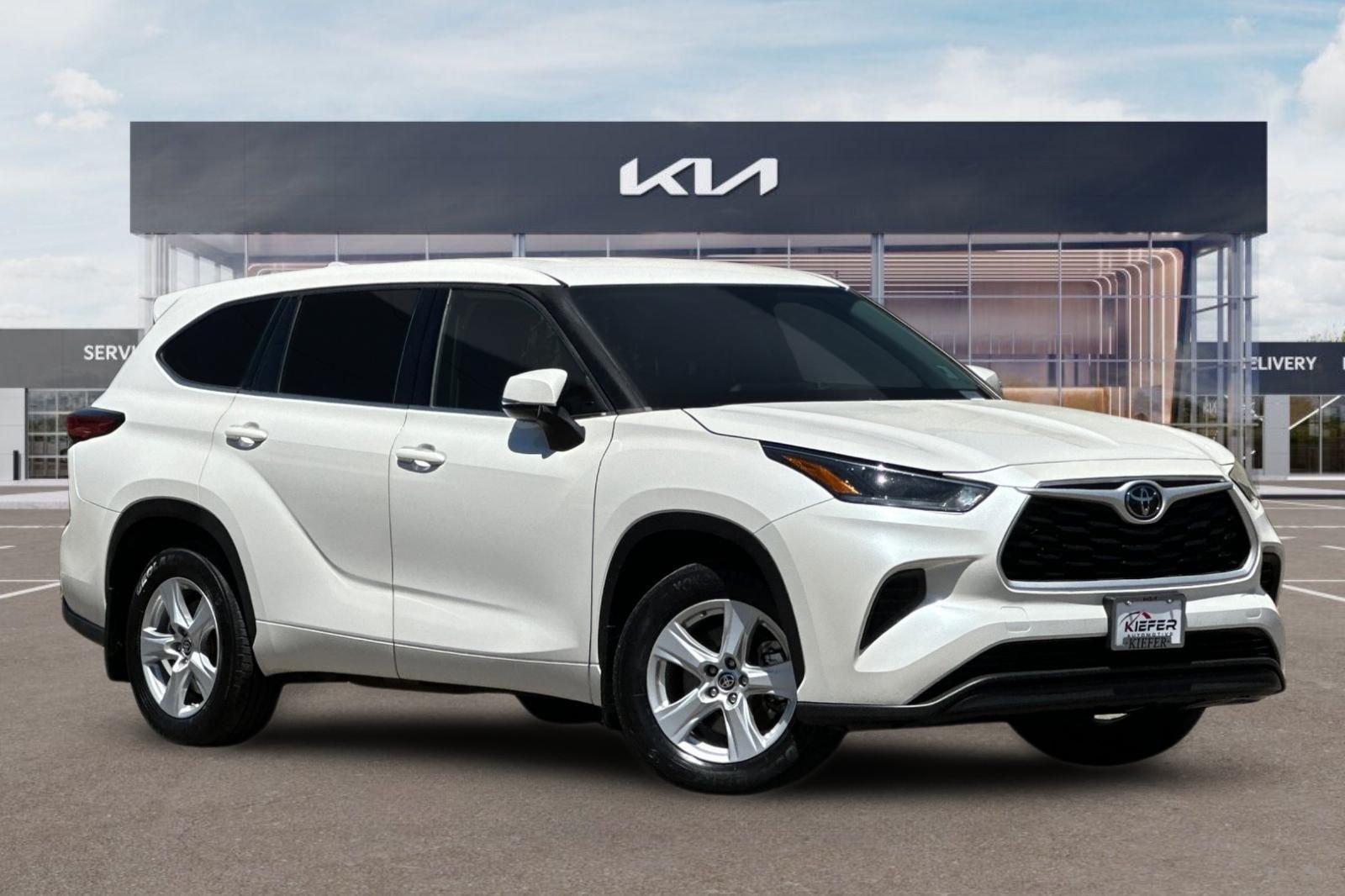 Used 2021 Toyota Highlander L AWD/4WD image 2