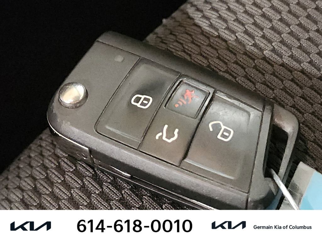 Used 2016 Volkswagen Golf S image 34