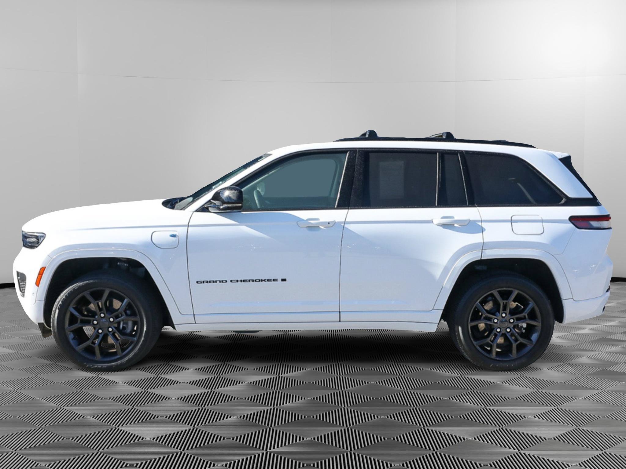 Used 2023 Jeep Grand Cherokee 30th Anniversary AWD/4WD image 3