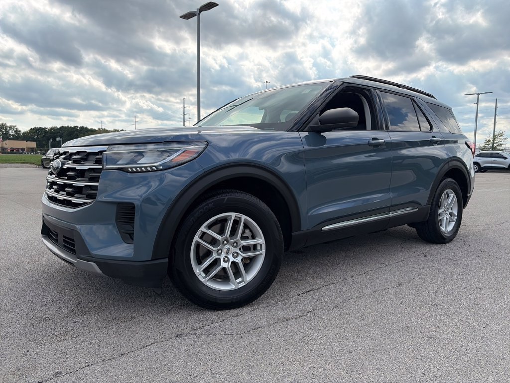 Used 2025 Ford Explorer Active AWD/4WD image 3