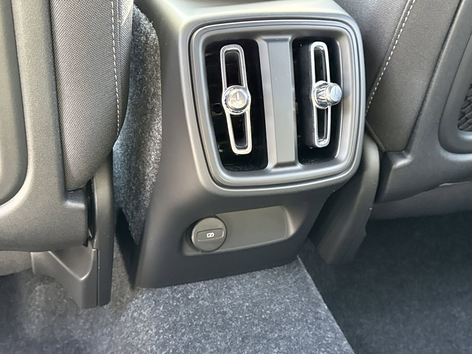 New 2026 Volvo XC40 B4 Core w/ Protection Package image 14